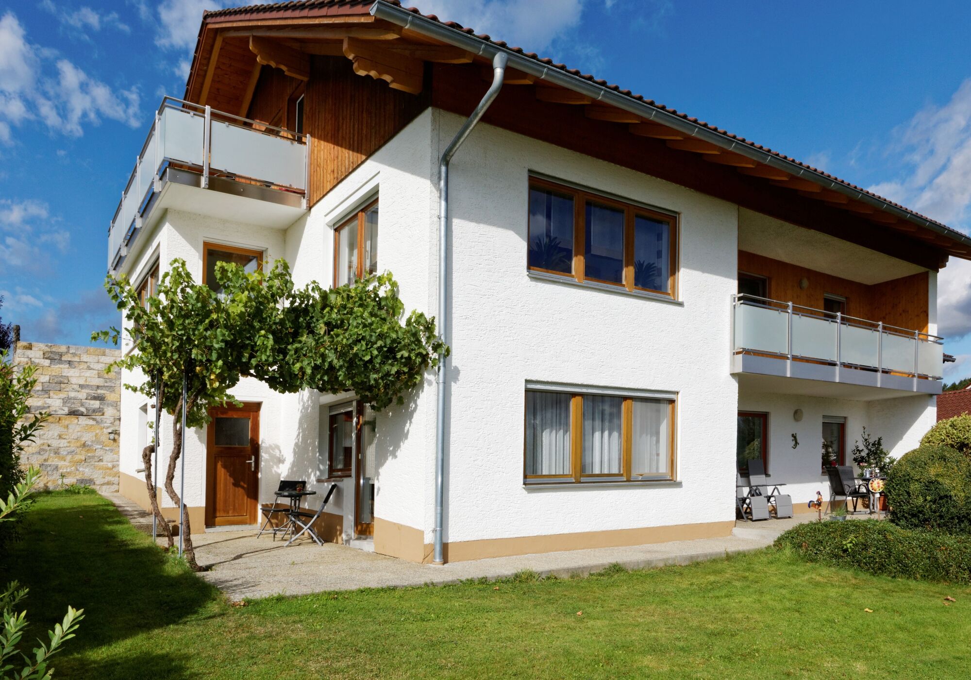 Sehr ruhige Ferienwohnung 85qm. mit Terrasse und Grill im Erdgeschoß! Sehr ruhige Ferienwohnung 85qm. mit Terrasse und Grill im Erdgeschoß!