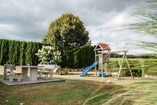 Spielplatz und weitere Sitzplätze. Spielplatz und weitere Sitzplätze.