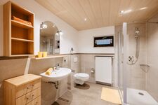 Bad mit Dusche und WC, sowie Handtücher! Bad mit Dusche und WC, sowie Handtücher!