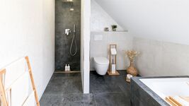 Gemeinschaftliches Badezimmer / Shared bathroom Gemeinschaftliches Badezimmer / Shared bathroom