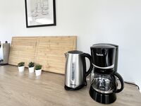 Küche mit Kaffeemaschine, Toaster, Wasserkocher Küche mit Kaffeemaschine, Toaster, Wasserkocher