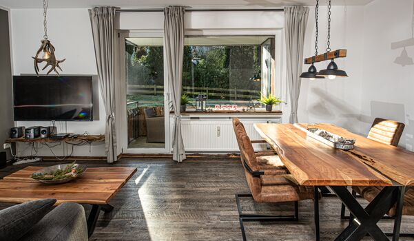 Der gemütliche Wohnbereich mit Blick in den grünen Garten. Der gemütliche Wohnbereich mit Blick in den grünen Garten.