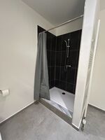 Geräumiges Bad mit Bidet, Doppelwaschbecken & moderner Sanitärkeramik Geräumiges Bad mit Bidet, Doppelwaschbecken & moderner Sanitärkeramik