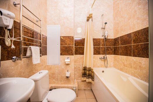 Praktisches Badezimmer mit Waschbecken, Spiegel und stilvollen Details – alles für Ihren Komfort vorbereitet. #VonVImmoServiceUG #Badezimmer #KomfortabelWohnen #AllesWasSieBrauchen #Duisburg Praktisches Badezimmer mit Waschbecken, Spiegel und stilvollen Details – alles für Ihren Komfort vorbereitet. #VonVImmoServiceUG #Badezimmer #KomfortabelWohnen #AllesWasSieBrauchen #Duisburg