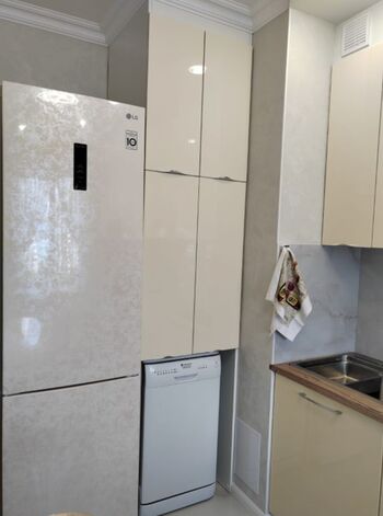 Moderne Küche mit Kaffeemaschine, Wasserkocher und Kochgeschirr – perfekt für entspannte Mahlzeiten wie zu Hause. #VonVImmoServiceUG #VollAusgestattet #GemütlicheKüche #KomfortabelKochen #AllesVorhanden Moderne Küche mit Kaffeemaschine, Wasserkocher und Kochgeschirr – perfekt für entspannte Mahlzeiten wie zu Hause. #VonVImmoServiceUG #VollAusgestattet #GemütlicheKüche #KomfortabelKochen #AllesVorhanden
