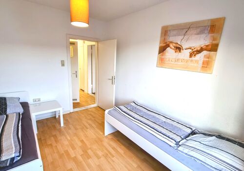 AMB Stays Top 3 Zimmer-Monteurwohnung – WiFi, Küche, 5- Einzelbetten! Bild 5 AMB Stays Top 3 Zimmer-Monteurwohnung – WiFi, Küche, 5- Einzelbetten! Bild 5