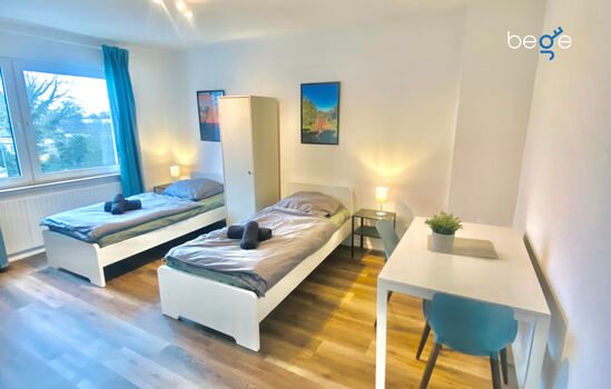 Schlafzimmer 1 mit zwei Einzelbetten, Sitzecke und Smart TV Schlafzimmer 1 mit zwei Einzelbetten, Sitzecke und Smart TV