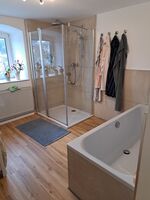 Badezimmer mit Dusche und Badewanne Badezimmer mit Dusche und Badewanne