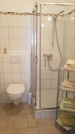 Badezimmer mit Dusche & WC Badezimmer mit Dusche & WC
