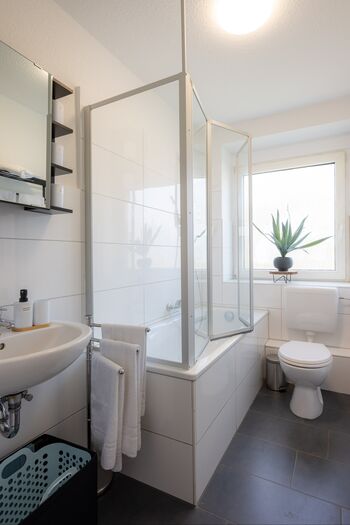Badezimmer mit Badewanne / Dusche für bis zu 6 Personen Badezimmer mit Badewanne / Dusche für bis zu 6 Personen