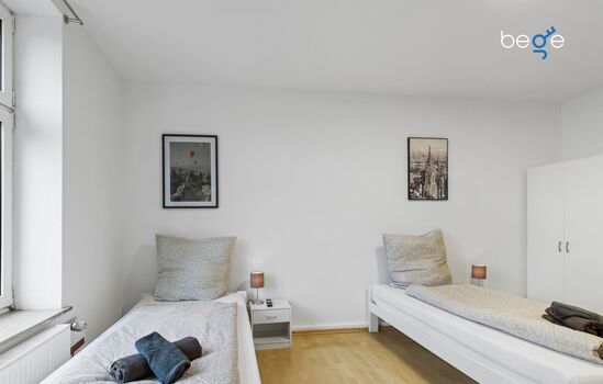 Schlafzimmer 1 mit zwei Einzelbetten, Sitzecke und Smart TV Schlafzimmer 1 mit zwei Einzelbetten, Sitzecke und Smart TV