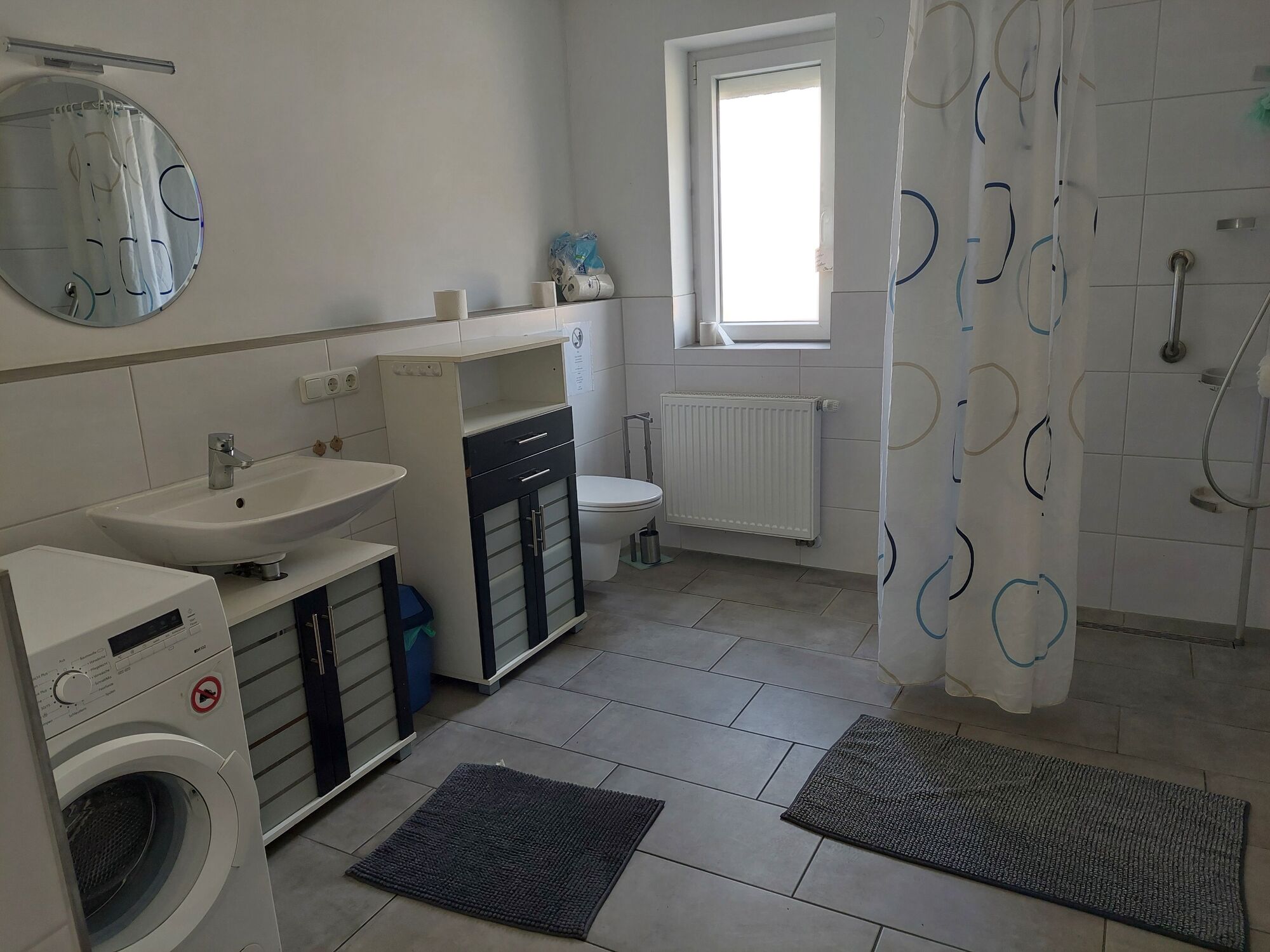 Bad mit WC & Dusche sowie Waschmaschine Bad mit WC & Dusche sowie Waschmaschine