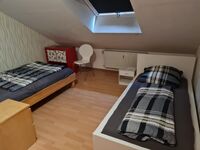 Schlafzimmer 1 (Doppel und Einzelbett) Schlafzimmer 1 (Doppel und Einzelbett)