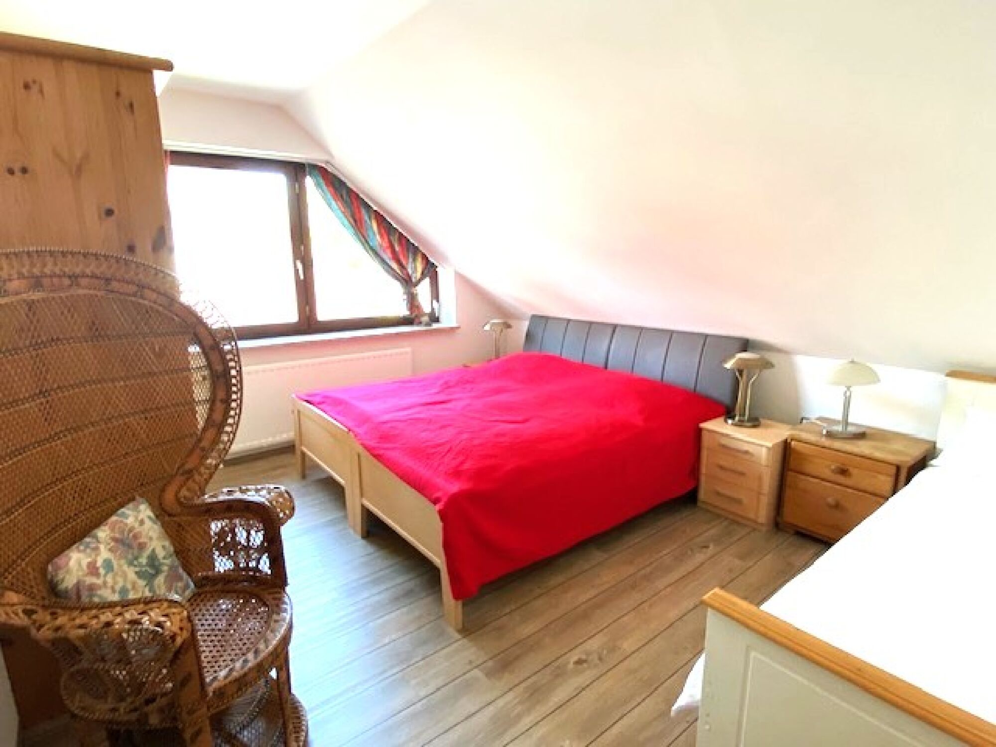 Großes Schlafzimmer mit Doppelbett und Einzelbett Großes Schlafzimmer mit Doppelbett und Einzelbett
