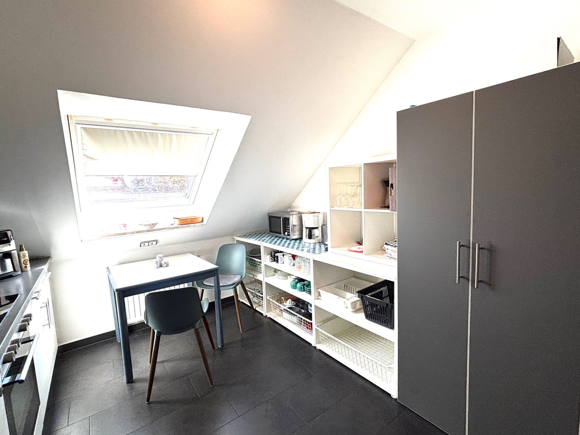 Küchenregale mit Mikrowelle und Kaffeemaschine sowie Putzschrank Küchenregale mit Mikrowelle und Kaffeemaschine sowie Putzschrank