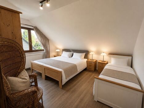 Große Schlafzimmer mit Doppelbett und Einzelbett Große Schlafzimmer mit Doppelbett und Einzelbett