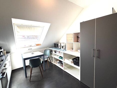 Küchenregale mit Mikrowelle und Kaffeemaschine sowie Putzschrank Küchenregale mit Mikrowelle und Kaffeemaschine sowie Putzschrank