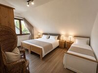 Große Schlafzimmer mit Doppelbett und Einzelbett Große Schlafzimmer mit Doppelbett und Einzelbett