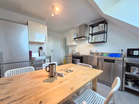 Der Esstisch bietet Platz für bis zu sechs Personen – ideal für gemeinsame Mahlzeiten! / The dining table seats up to six people – perfect for enjoying meals together! Der Esstisch bietet Platz für bis zu sechs Personen – ideal für gemeinsame Mahlzeiten! / The dining table seats up to six people – perfect for enjoying meals together!