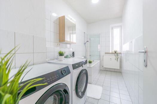 Bad mit Trockner und Waschmaschine Bad mit Trockner und Waschmaschine