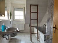 Bad mit Dusche und Badewanne Bad mit Dusche und Badewanne