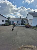 Hof oben am Haus: Parkplätze, auch für LKW Hof oben am Haus: Parkplätze, auch für LKW