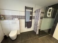 Wohnung 1: Dusche und WC Wohnung 1: Dusche und WC