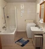 Bad inkl. Badewanne mit Dusche & Glaswand, WC Bad inkl. Badewanne mit Dusche & Glaswand, WC