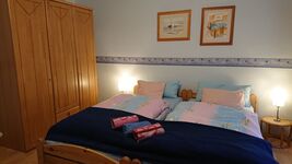 Schlafzimmer mit 3 Einzelbetten und Kleiderschrank Schlafzimmer mit 3 Einzelbetten und Kleiderschrank