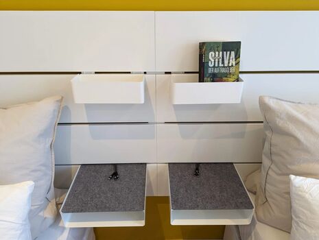 An jedem Bett ist ein Handyladekabel. An jedem Bett ist ein Handyladekabel.