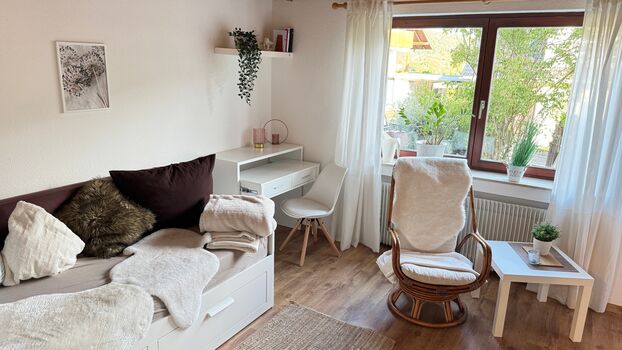 Wohnzimmer mit Einzelbett und TV Wohnzimmer mit Einzelbett und TV