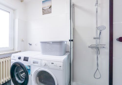 Duschbad mit Waschmaschine und Trockner Duschbad mit Waschmaschine und Trockner