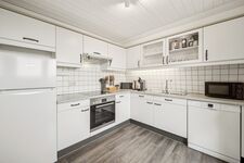 Voll ausgestattete Küche mit Kaffeemaschine, Wasserkocher, Mikrowelle, Toaster, Herd und Ofen Voll ausgestattete Küche mit Kaffeemaschine, Wasserkocher, Mikrowelle, Toaster, Herd und Ofen