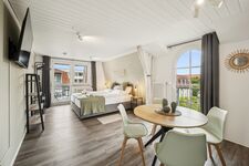 Schlafzimmer mit Essbereich und Zugang zum Balkon Schlafzimmer mit Essbereich und Zugang zum Balkon