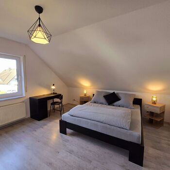 Zweites separates Schlafzimmer mit Doppelbett und eigenem Arbeitsplatz. Zweites separates Schlafzimmer mit Doppelbett und eigenem Arbeitsplatz.