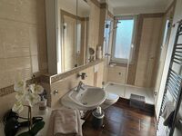 Badezimmer mit Dusche und Waschmaschine Badezimmer mit Dusche und Waschmaschine