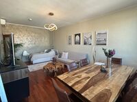 Wohnzimmer mit Schlafsofa und Doppelbett Wohnzimmer mit Schlafsofa und Doppelbett