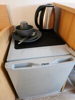 In jedem Zimmer befindet sich ein kleiner Kühlschrank Wasserkocher und Geschirr auch Tassen und Besteck stellen wir ihn gerne zur Verfügung. In jedem Zimmer befindet sich ein kleiner Kühlschrank Wasserkocher und Geschirr auch Tassen und Besteck stellen wir ihn gerne zur Verfügung.