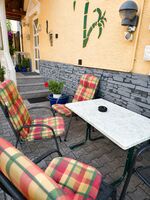 Unser Hof darf gerne an schönen Sommertagen zum Verweilen benutzt werden Unser Hof darf gerne an schönen Sommertagen zum Verweilen benutzt werden