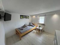 2 Einzelzimmer EG, 3-Bettzimmer und 1 Schlafcouch bis 6 Personen 2 Einzelzimmer EG, 3-Bettzimmer und 1 Schlafcouch bis 6 Personen