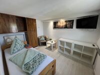 2 Einzelzimmer EG, 3-Bettzimmer und 1 Schlafcouch bis 6 Personen 2 Einzelzimmer EG, 3-Bettzimmer und 1 Schlafcouch bis 6 Personen