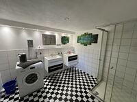 Badezimmer mit 2 Waschbecken & Waschmaschine Badezimmer mit 2 Waschbecken & Waschmaschine