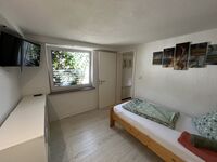 2 Einzelzimmer, 3-Bettzimmer und 1 Schlafcouch bis 6 Personen 2 Einzelzimmer, 3-Bettzimmer und 1 Schlafcouch bis 6 Personen