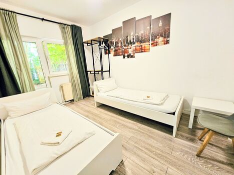AMB Stays 4-Zimmerwohnung Zwei-WC/Bad, Terrasse, Parkplatz, Max. 7 Pers. AMB Stays 4-Zimmerwohnung Zwei-WC/Bad, Terrasse, Parkplatz, Max. 7 Pers.
