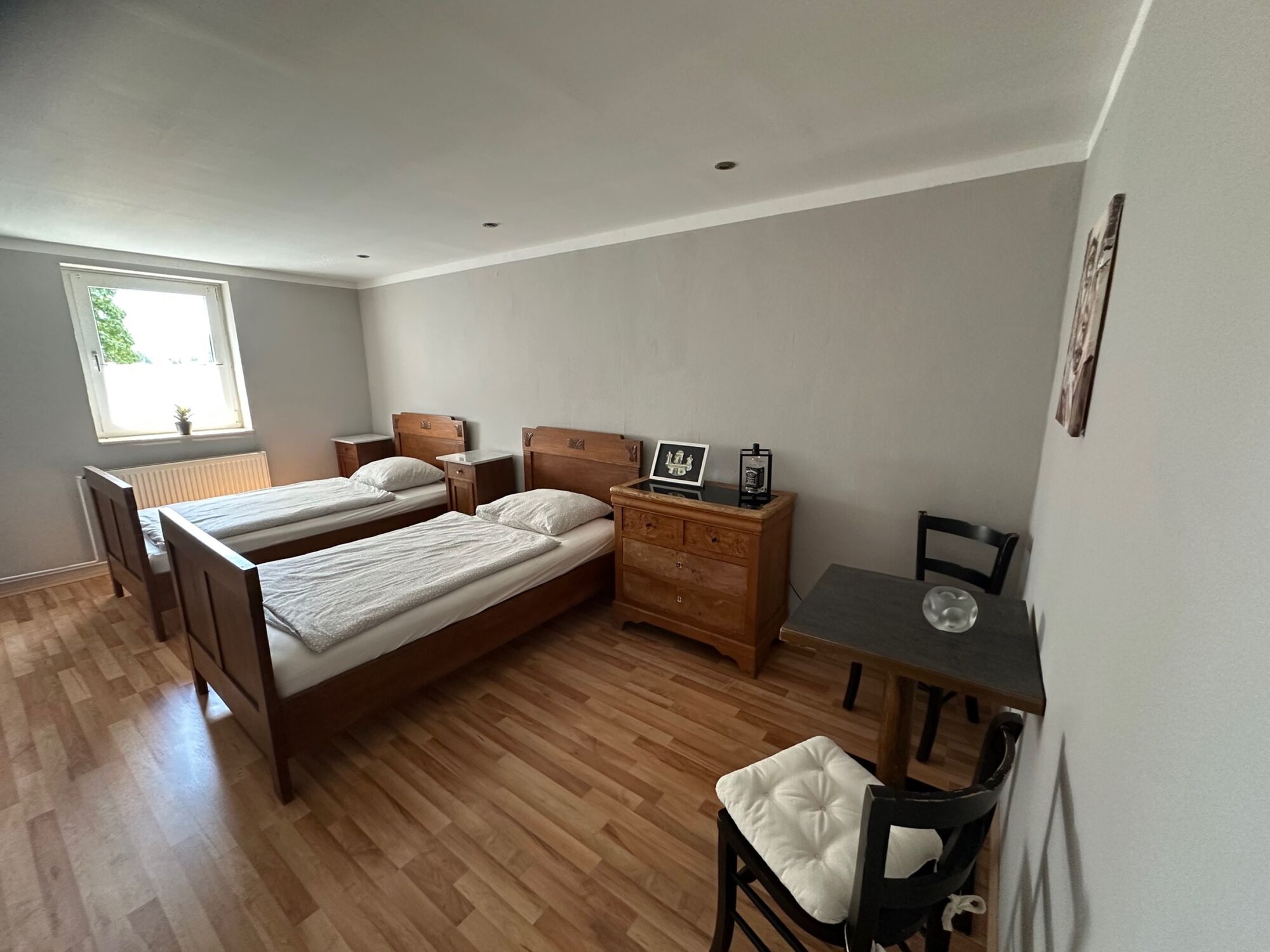 Doppelzimmer mit 2 einzelnen Betten zusammenschiebbar Doppelzimmer mit 2 einzelnen Betten zusammenschiebbar