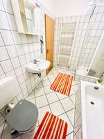 Badezimmer mit Dusche Badewanne und WC Badezimmer mit Dusche Badewanne und WC