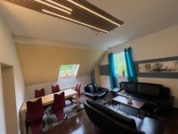 Modernes Premium Wohnzimmer mit Essbereich großem Sofa und PS5 Modernes Premium Wohnzimmer mit Essbereich großem Sofa und PS5