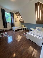 Modernes Doppelzimmer mit Einzelbetten Modernes Doppelzimmer mit Einzelbetten