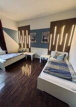 Modernes Schlafzimmer mit Einzelbetten Modernes Schlafzimmer mit Einzelbetten