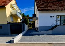 Frontansicht mit großem Stellplatz Frontansicht mit großem Stellplatz